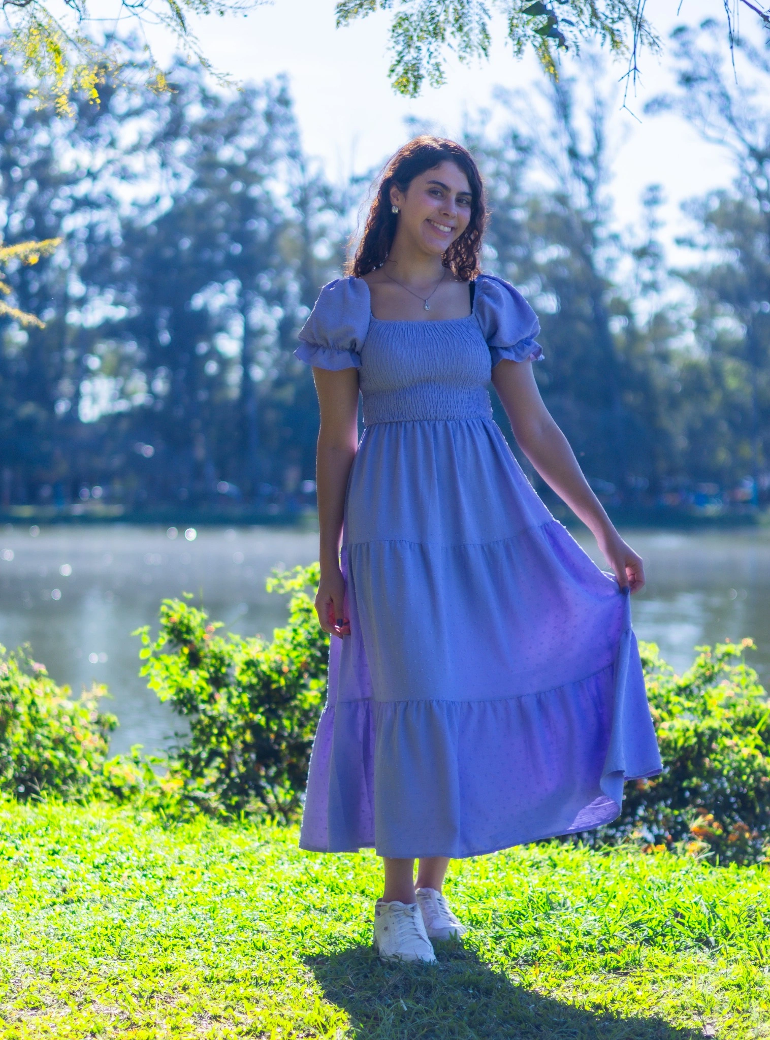 Retrato de corpo inteiro de Bia com vestido lilás