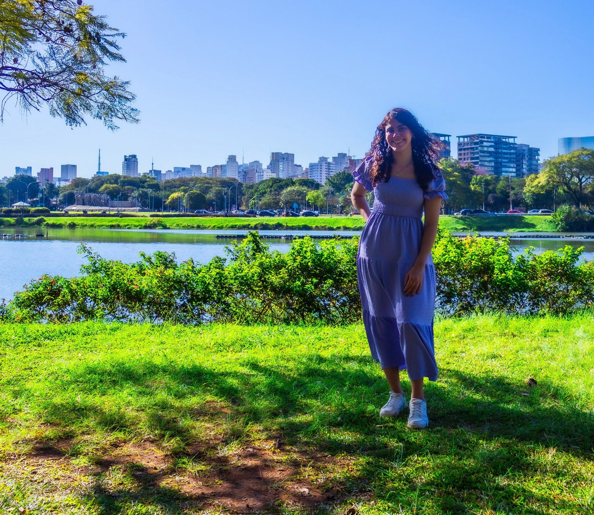 Bia diante do lago e da paisagem urbana de São Paulo