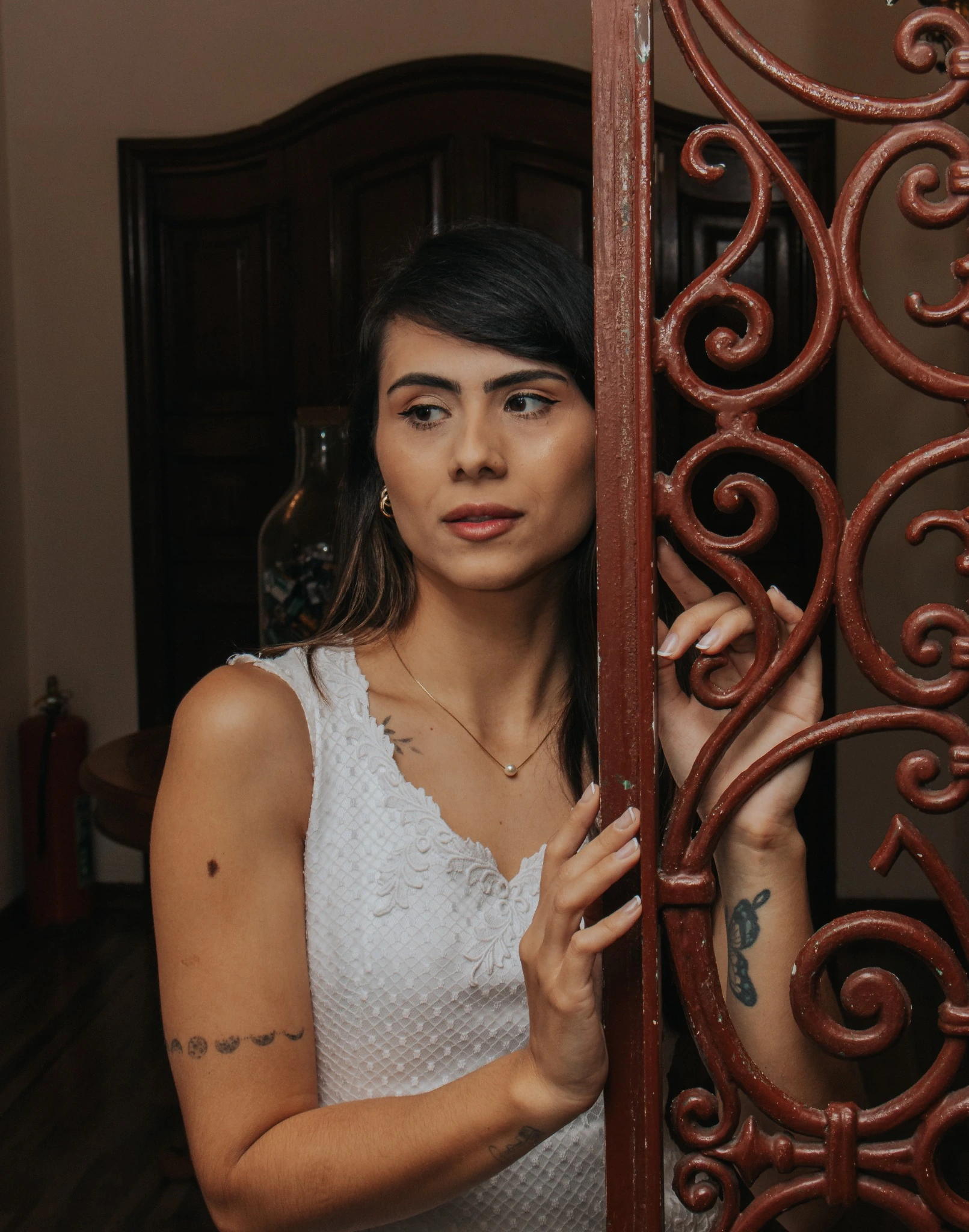 Giovana ao lado de uma estrutura decorativa durante o ensaio