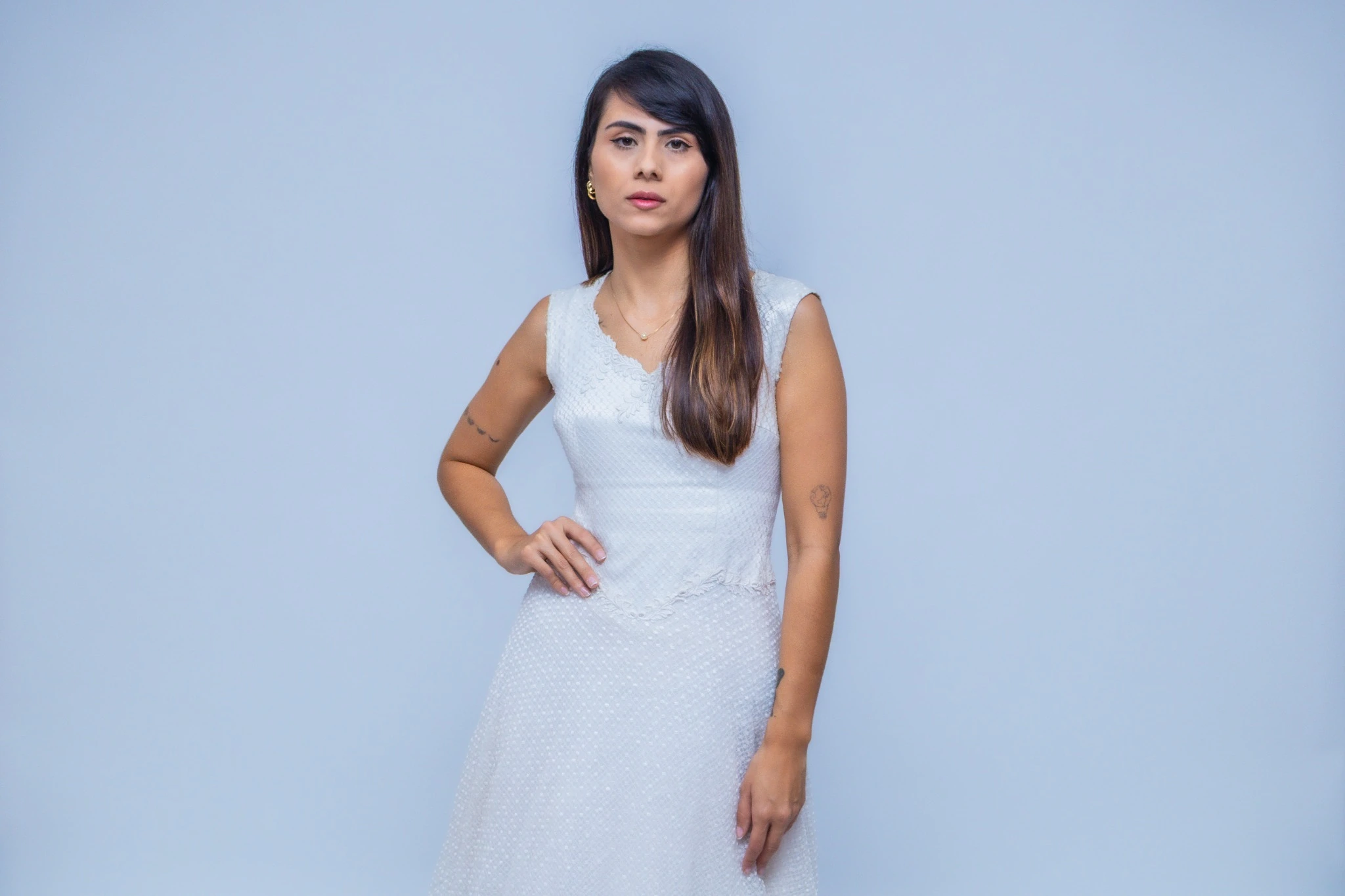 Retrato de corpo inteiro de Giovana com vestido de noiva em estúdio