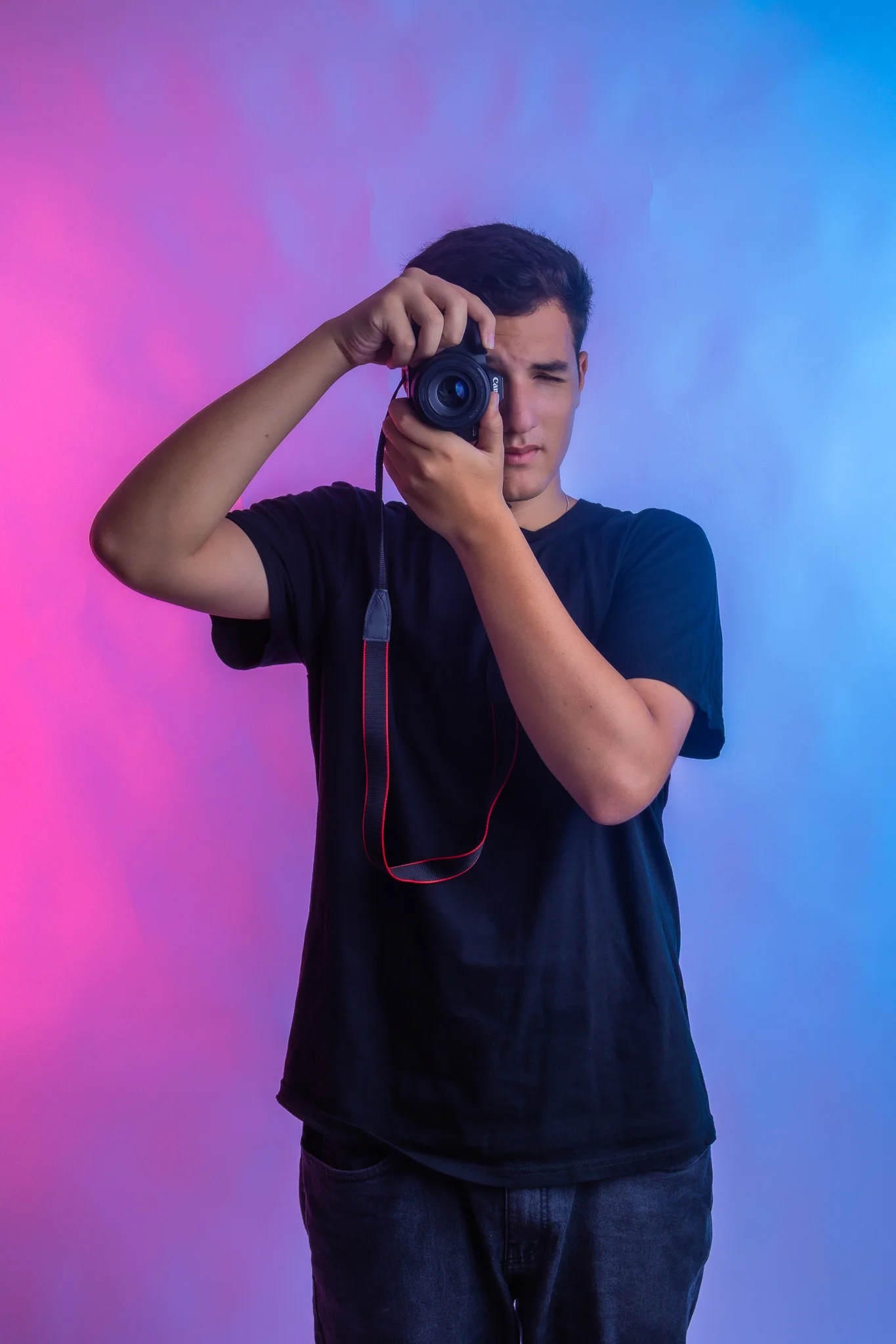 Vinicius fotografando durante o ensaio em estúdio