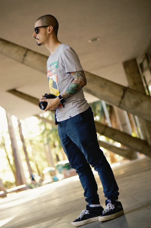 Retrato masculino com câmera em ambiente urbano
