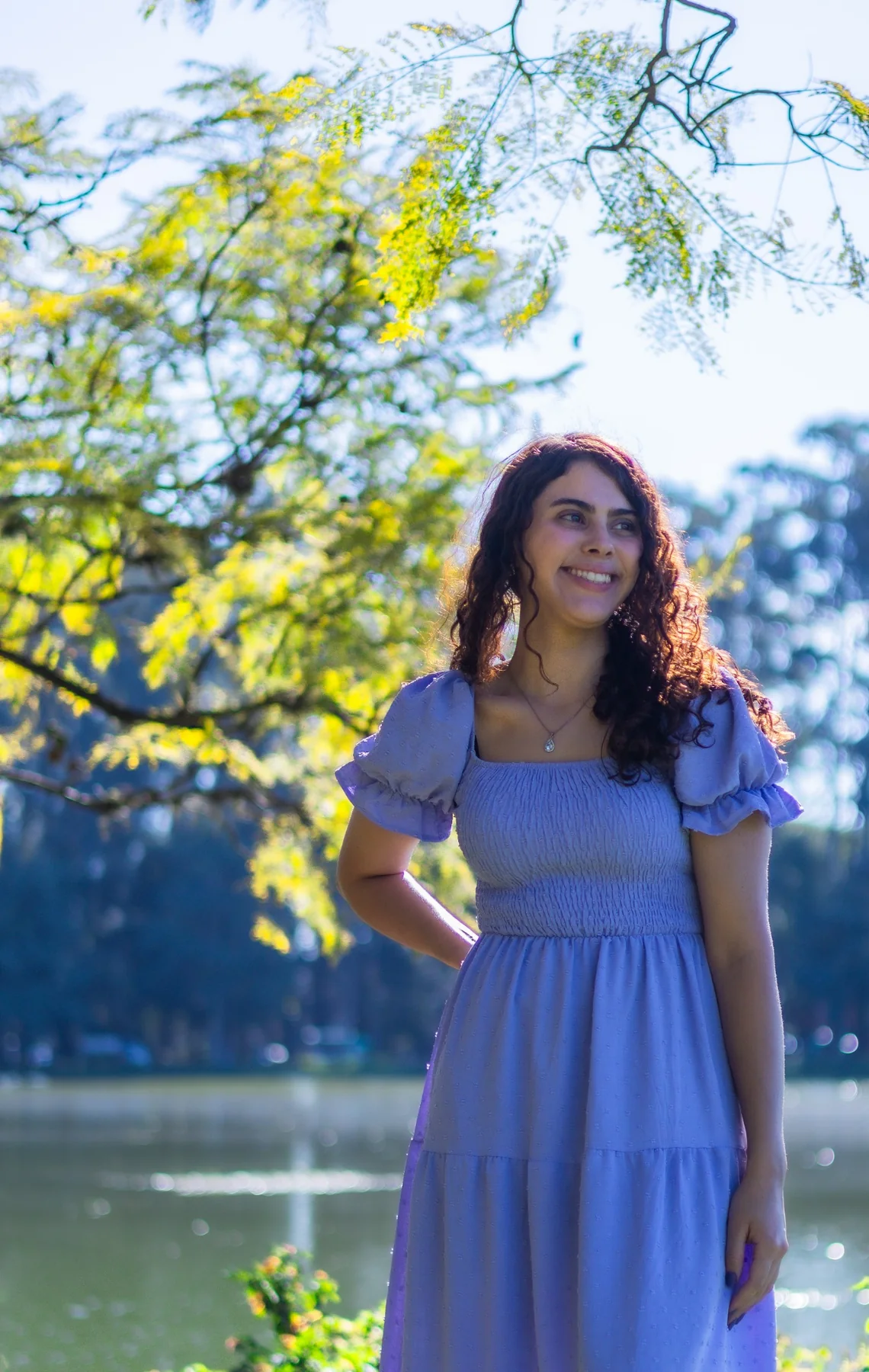 Retrato feminino ao ar livre junto a um lago