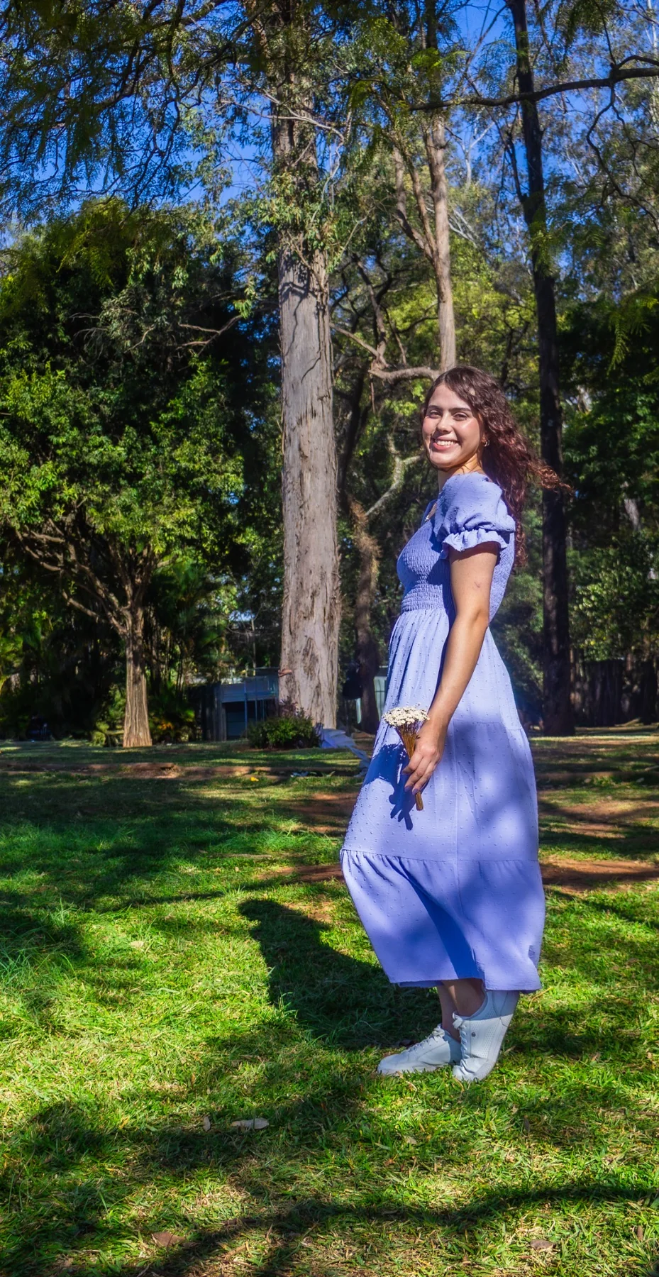 Retrato feminino em parque arborizado
