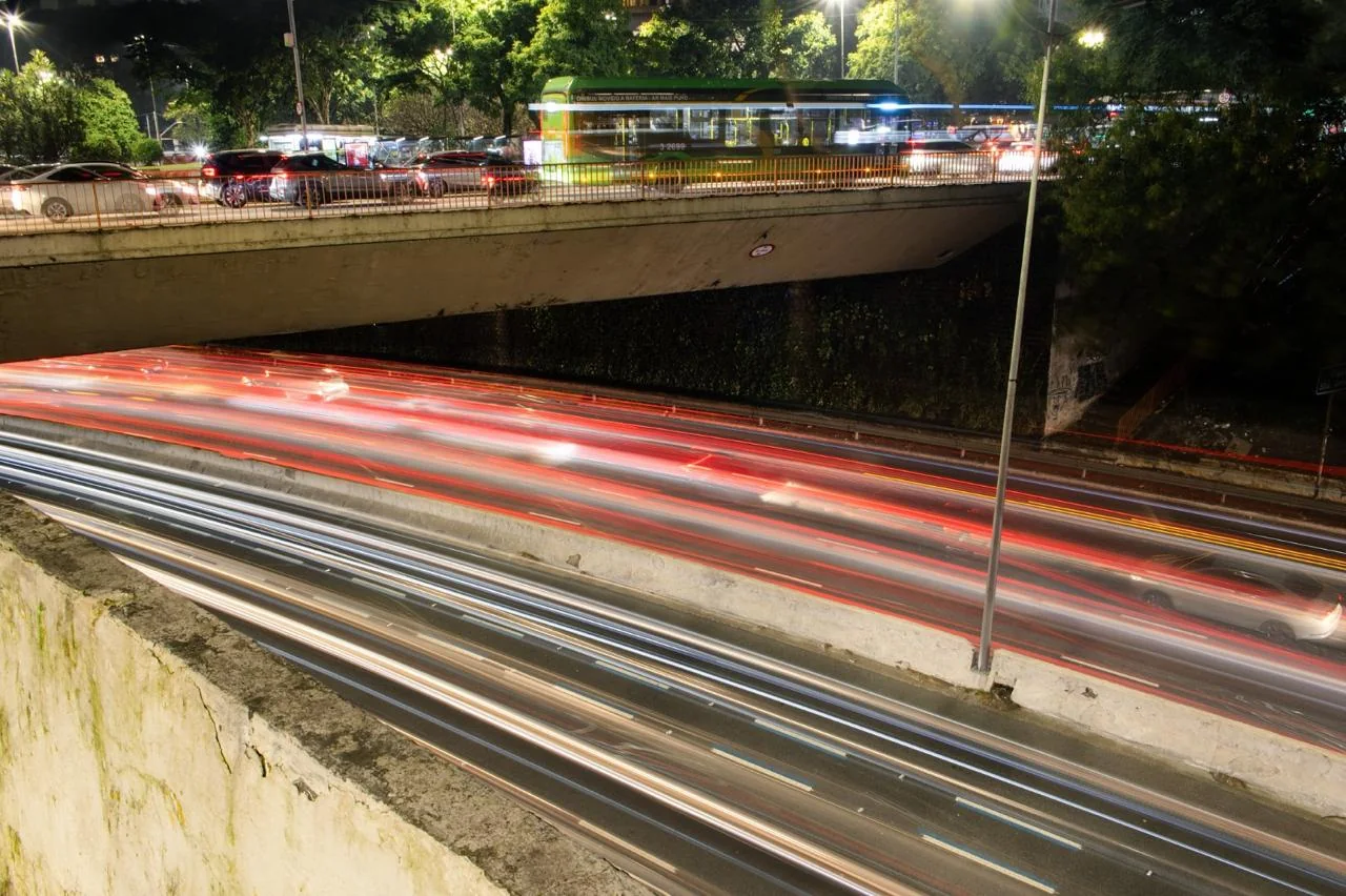 Rastros de luz em avenida durante a noite