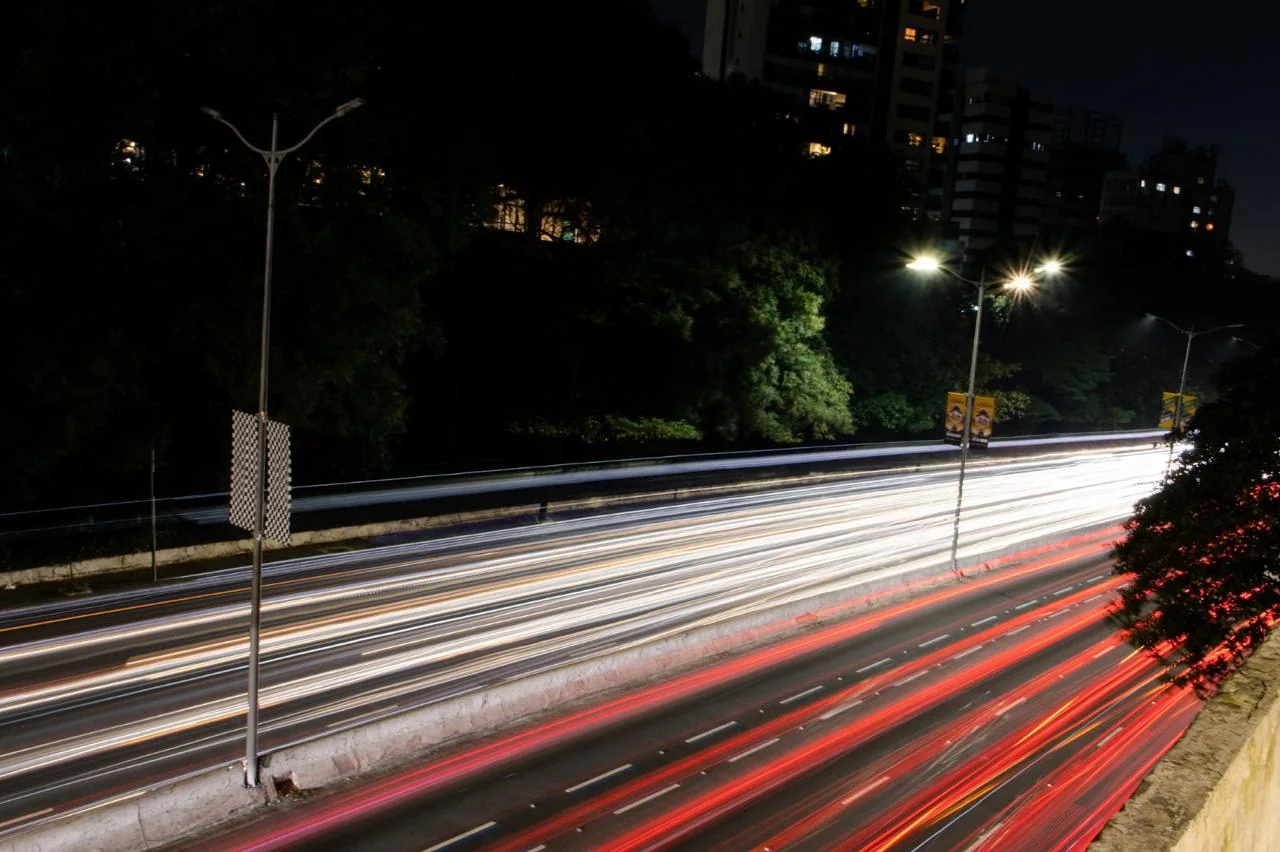 Fotografia noturna de avenida com longa exposição