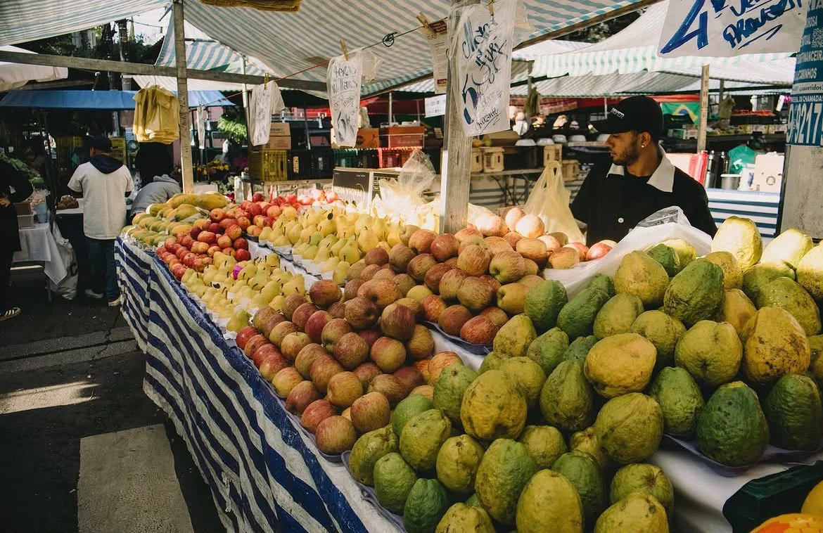 Banca de frutas em feira livre